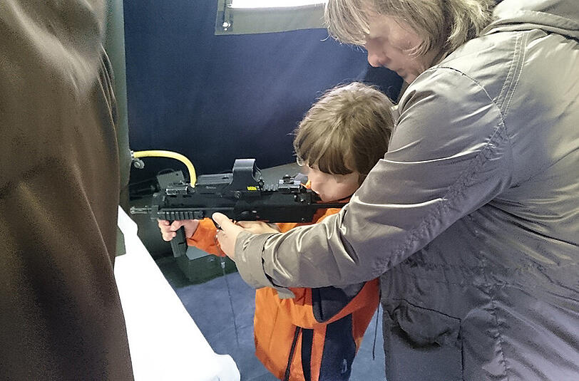 Am Tag der Bundeswehr ließen die Soldaten kleine Kinder mit Waffen hantieren.