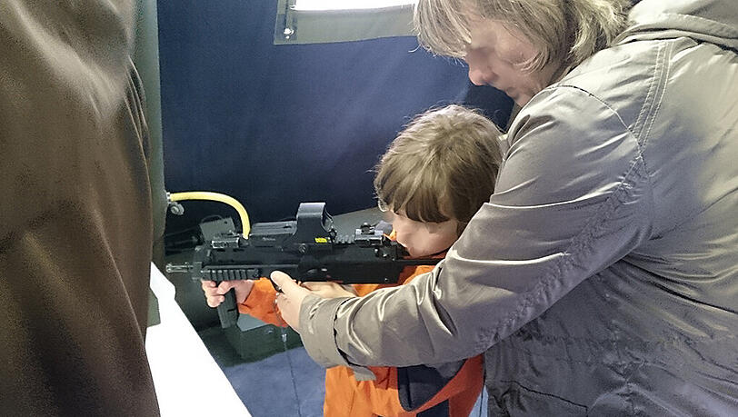Am Tag der Bundeswehr ließen die Soldaten kleine Kinder mit Waffen hantieren. Am Tag der Bundeswehr ließen die Soldaten kleine Kinder mit Waffen hantieren.