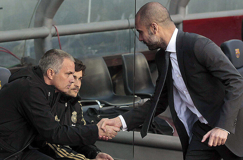 Pep Guardiola (rechts), Trainer des FC Barcelona, schüttelt José Mourinho, Trainer von Real Madrid, die Hand. Der Portugiese scheint den Spanier geflissentlich zu ignorieren. Momentaufnahme aus der Primera Division - 21. April 2012.