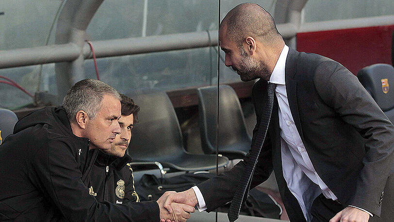 Pep Guardiola (rechts), Trainer des FC Barcelona, schüttelt José Mourinho, Trainer von Real Madrid, die Hand. Der Portugiese scheint den Spanier geflissentlich zu ignorieren. Momentaufnahme aus der Primera Division - 21. April 2012. Pep Guardiola (rechts), Trainer des FC Barcelona, schüttelt José Mourinho, Trainer von Real Madrid, die Hand. Der Portugiese scheint den Spanier geflissentlich zu ignorieren. Momentaufnahme aus der Primera Division - 21. April 2012.