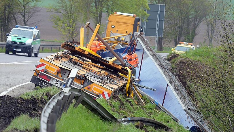 Der verunglückte Schwertransporter liegt am Mittwochvormittag auf der Bundesstraße 300 bei Aichach. Die Bilder.