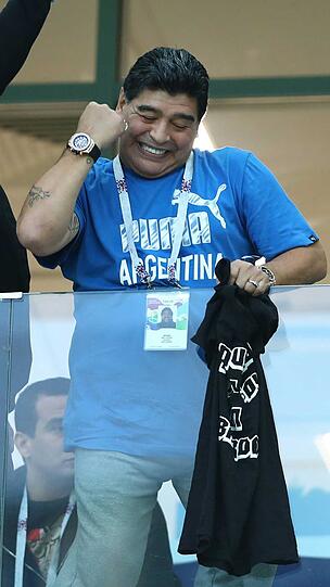 Diego Maradona leidet auf der Tribüne mit.