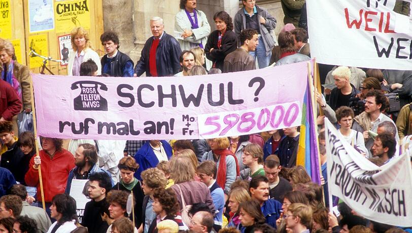Demo gegen die umstrittenen Maßnahmen der Staatsregierung 1987. Demo gegen die umstrittenen Maßnahmen der Staatsregierung 1987.