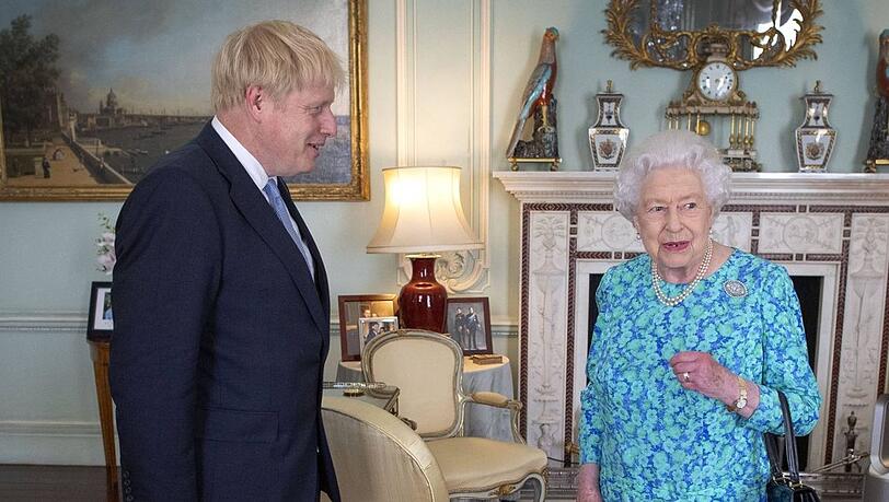 Beim Johnson-Besuch am 24. Juli standen Meghan und Harry noch gerahmt im Hintergrund. Beim Johnson-Besuch am 24. Juli standen Meghan und Harry noch gerahmt im Hintergrund.