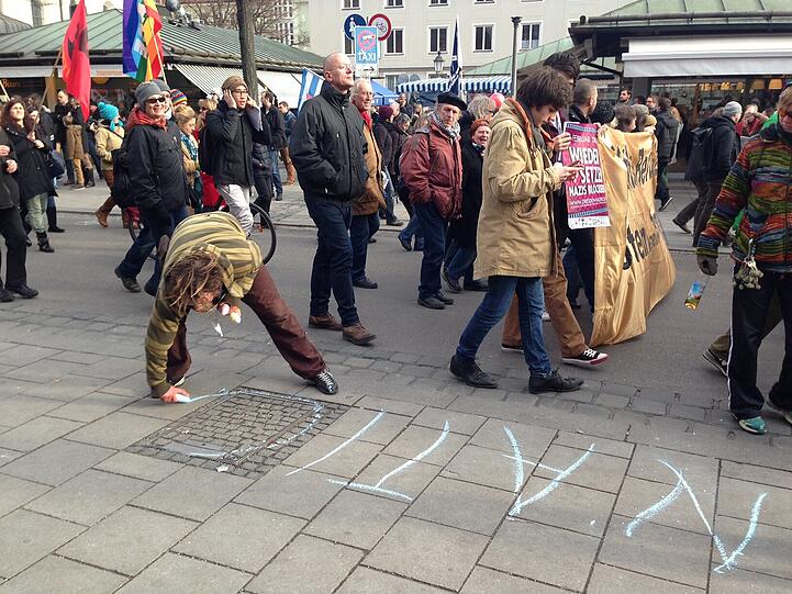 Rund 2500 Demonstranten protestieren gegen die Münchner Sicherheitskonferenz.