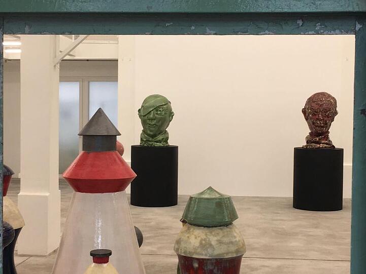Eine Ausstellung mit Arbeiten von Thomas Schütte zeigt in der Konrad Fischer Galerie Berlin Keramikfiguren der Installation "Gartenzwerge".
