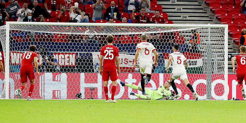 Ungewohntes Bild 2: Sevillas Ocampos trifft per Elfmeter zum 0:1. Bayern das erste Mal seit Monaten mal wieder im Rückstand.