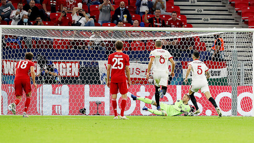 Ungewohntes Bild 2: Sevillas Ocampos trifft per Elfmeter zum 0:1. Bayern das erste Mal seit Monaten mal wieder im Rückstand. Ungewohntes Bild 2: Sevillas Ocampos trifft per Elfmeter zum 0:1. Bayern das erste Mal seit Monaten mal wieder im Rückstand.