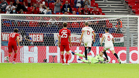 Ungewohntes Bild 2: Sevillas Ocampos trifft per Elfmeter zum 0:1. Bayern das erste Mal seit Monaten mal wieder im Rückstand.