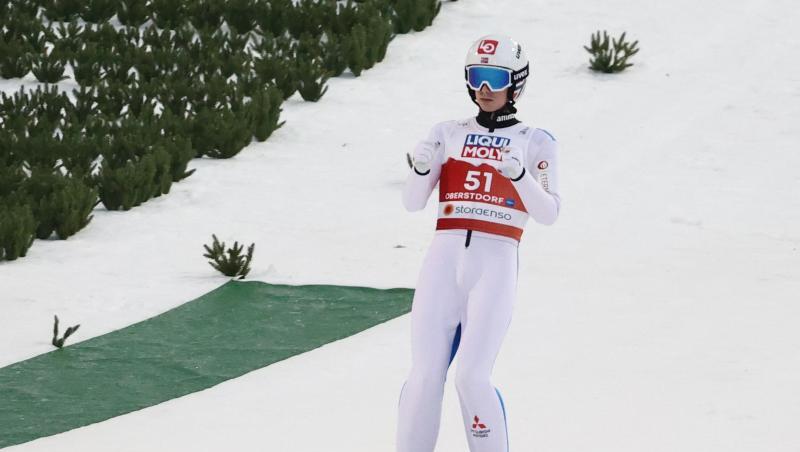 Halvor Egner Granerud aus Norwegen reagiert nach dem Sprung. Halvor Egner Granerud aus Norwegen reagiert nach dem Sprung.