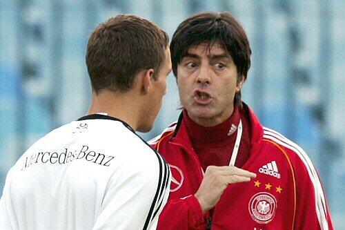Joachim Löw (r.) im Gespräch mit "Sorgenkind" Lukas Podolski