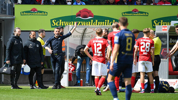 Für Michael Köllner (l.) gab es beim Spiel gegen den SC Freiburg II einiges an Gesprächsbedarf.