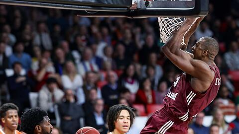 Der Münchener Serge Ibaka (r) jubelt nach seinem Dunking.