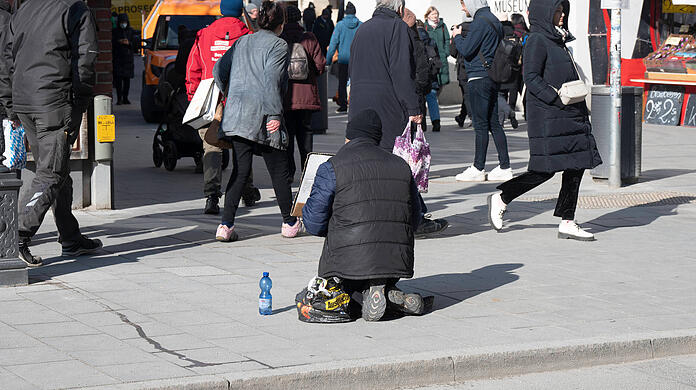 Ein Bettler vor der Metzgerzeile am Viktualienmarkt.