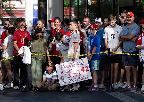 Fans des FC Bayern warten vor dem Teamhotel auf die Mannschaft. Fans des FC Bayern warten vor dem Teamhotel auf die Mannschaft.