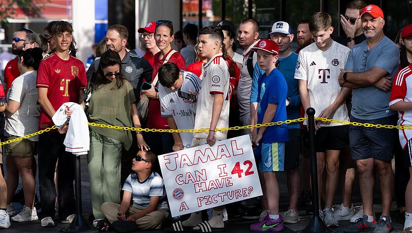 Fans des FC Bayern warten vor dem Teamhotel auf die Mannschaft. Fans des FC Bayern warten vor dem Teamhotel auf die Mannschaft.