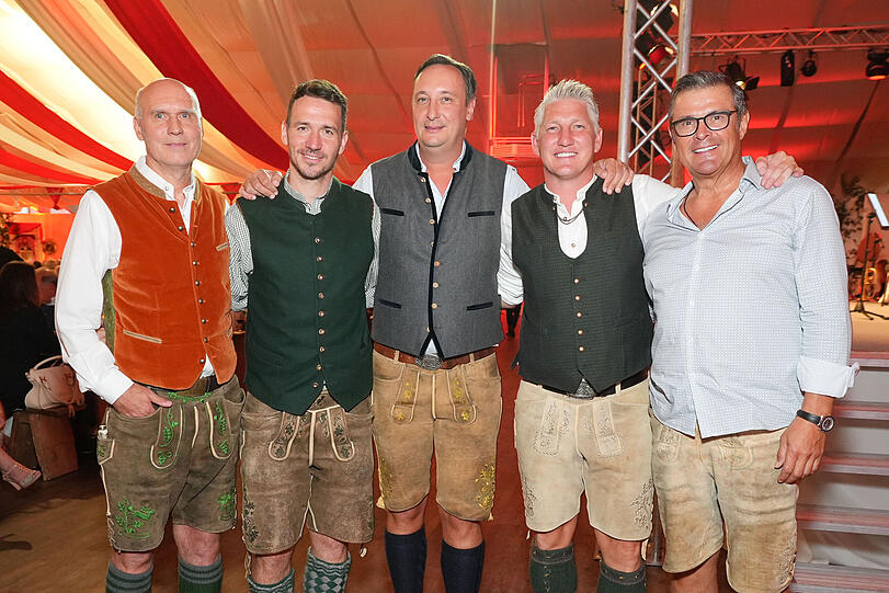 In Bestlaune und Tracht beim Eröffnungsabend des "Bastian-Schweinsteiger-Cups": Thomas Beckenbauer, Felix Neureuther, Alexander Hartl, Bastian Schweinsteiger und Christian K. Schaeffer.