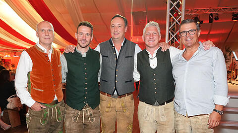 In Bestlaune und Tracht: Thomas Beckenbauer, Felix Neureuther, Alexander Hartl, Bastian Schweinsteiger und Christian K. Schaeffer.