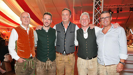 In Bestlaune und Tracht beim Eröffnungsabend des "Bastian-Schweinsteiger-Cups": Thomas Beckenbauer, Felix Neureuther, Alexander Hartl, Bastian Schweinsteiger und Christian K. Schaeffer.