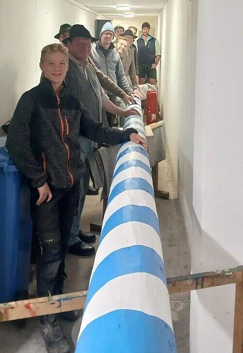 Begehrter Baum: Ein Gruppenfoto zusammen mit dem eroberten Maibaum des Forsthaus Valepp.