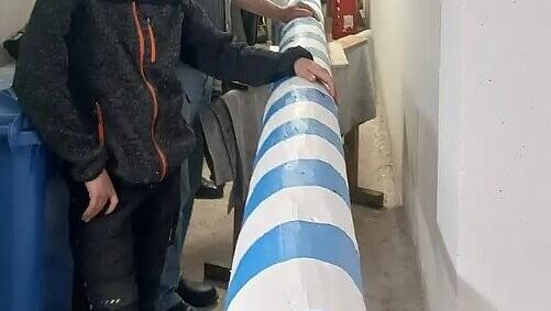 Begehrter Baum: Ein Gruppenfoto zusammen mit dem eroberten Maibaum des Forsthaus Valepp. Begehrter Baum: Ein Gruppenfoto zusammen mit dem eroberten Maibaum des Forsthaus Valepp.