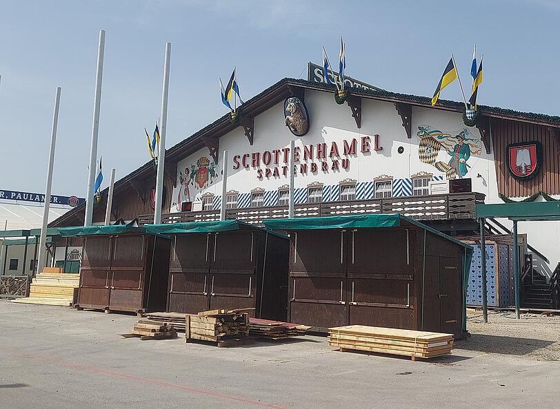 Die ersten Standl vor den Festzelten sind angeliefert worden – alles strikt nach Wiesn-Aufbauplan. Die ersten Standl vor den Festzelten sind angeliefert worden – alles strikt nach Wiesn-Aufbauplan.
