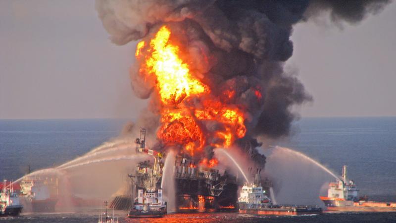 Löschversuche auf Bohrinsel „Deepwater Horizon„ Löschversuche auf Bohrinsel „Deepwater Horizon„