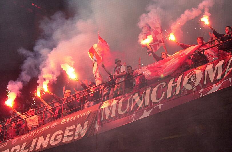 Die Bayern-Fans im San Siro sind außer sich vor Freude.
