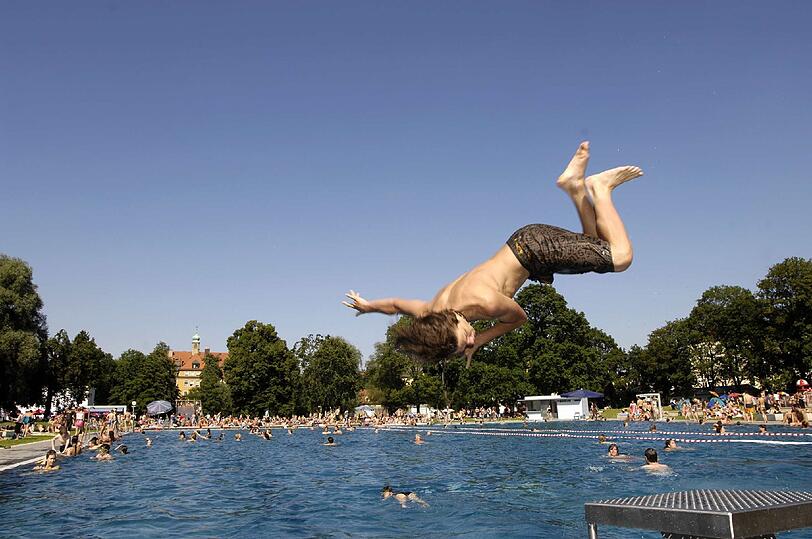 Kopfüber rein ins Vergnügen: Dieser Bub springt ins Freibadbecken im Schyrenbad.