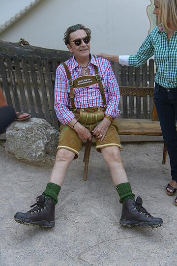 Rangelei im Heu, ein satter Griff in den Hosenlatz und dann doch noch ein Busserl: Beim Fotoshooting für das Trachtenlabel "Tu Felix Austria" hat Helmut Berger wieder fur Furore gesorgt. Die Bilder vom Tirolerhof des Tiergartens in Schönbrunn