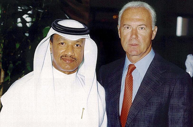 Franz Beckenbauer, damals Chef der DFB-Bewerbungskommission für die Fußball-WM 2006, (r), und Mohammed bin Hammam, Mitglied Katars im FIFA-Exekutivkomitee, posieren am 25.07.2000 in Doha (Katar) für die Kameras.