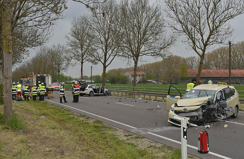 Bei einem Unfall auf der Freisinger Landstraße nahe der Stadtgrenze kollidierten ein Taxler und ein Privat-Pkw.