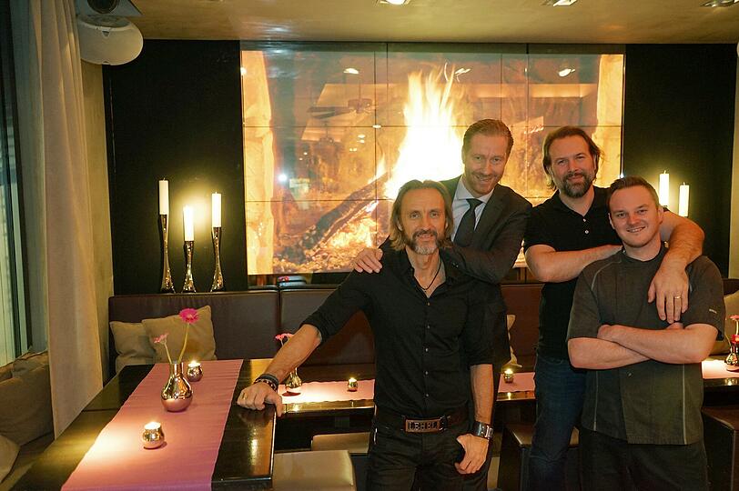 Die Gastgeber: Chef Malte Wiedemeyer hinter Restaurantleiter Nils Friedrich, rechts daneben Barchef Florian Lang (hinten) und Küchenchef Tony Osterburg.