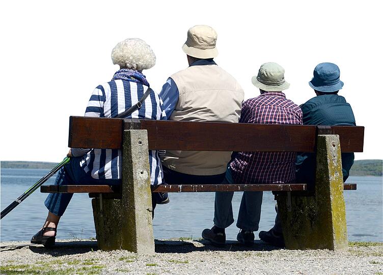 Rentner sitzen auf einer Bank am Ufer des Ammersees in Diessen.