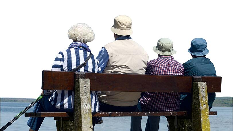 Rentner sitzen auf einer Bank am Ufer des Ammersees in Diessen. Rentner sitzen auf einer Bank am Ufer des Ammersees in Diessen.