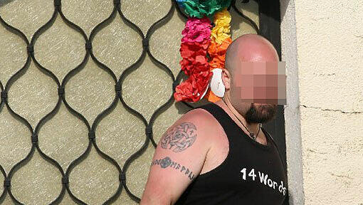 "14 words" steht auf dem T-Shirt des Mannes, der im "Braunen Haus" feiert. Ein Nazi-Code. Ausgeschrieben: "We must secure the existence of our people and a future for White children."