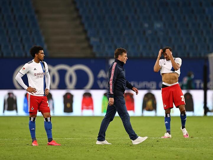 HSV-Trainer Dieter Hecking (M) ist nach dem 3:3 bedient.