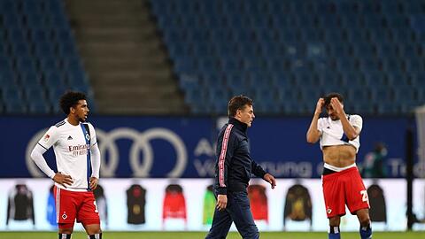 HSV-Trainer Dieter Hecking (M) ist nach dem 3:3 bedient.