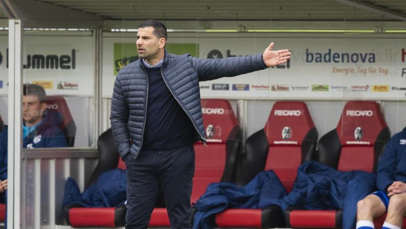 Will sich nicht mit dem Szanarium eines Abstiegs beschäftigen: Schalkes Trainer Dimitrios Grammozis gestikuliert.