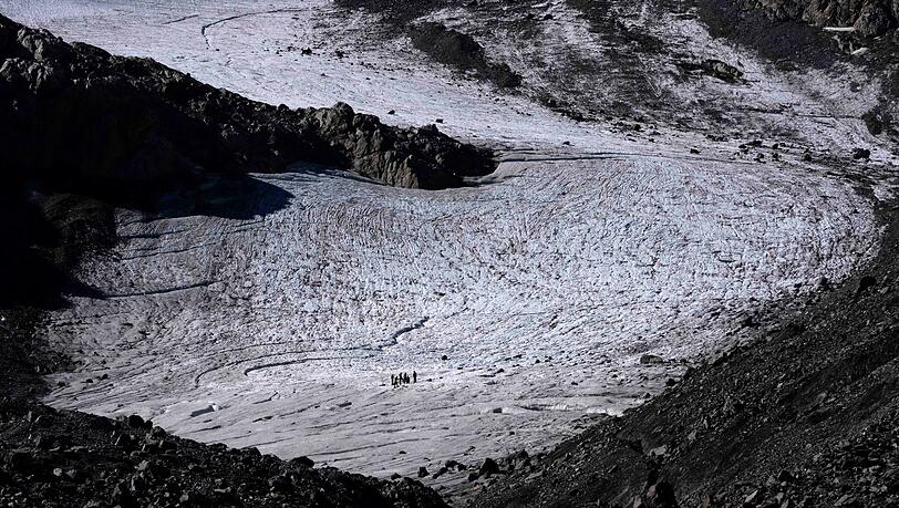 Eine Gruppe von Wanderern wandert auf dem Jamtalferner-Gletscher bei Galtür.