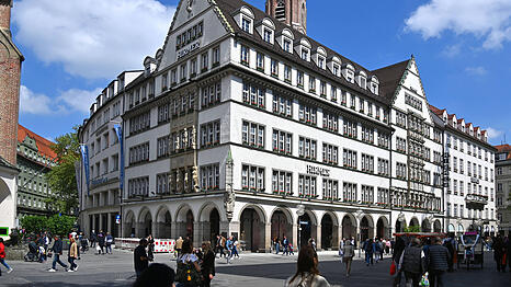 9000 Quadratmeter, verteilt auf sechs Etagen: Das Hirmer-Stammhaus in der Kaufingerstra&szlig;e 28 beheimatet nach Angaben des Unternehmens "einen der gr&ouml;&szlig;ten, reinen Menswear-Stores der Welt".