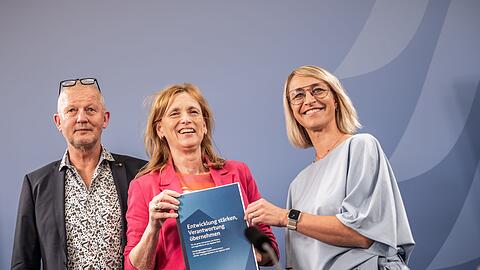 Die Kommission legt viel Wert auf die Verantwortung von Erwachsenen - und vor allem den sozialen Netzwerken selbst.