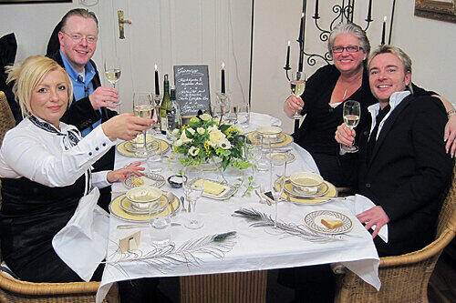 Die Koch- und Testerrunde (von links): Esra, Markus, Michaela und der Nürnberger Promi-Friseur Marcel Schneider beim Dinner, das Markus kreierte.