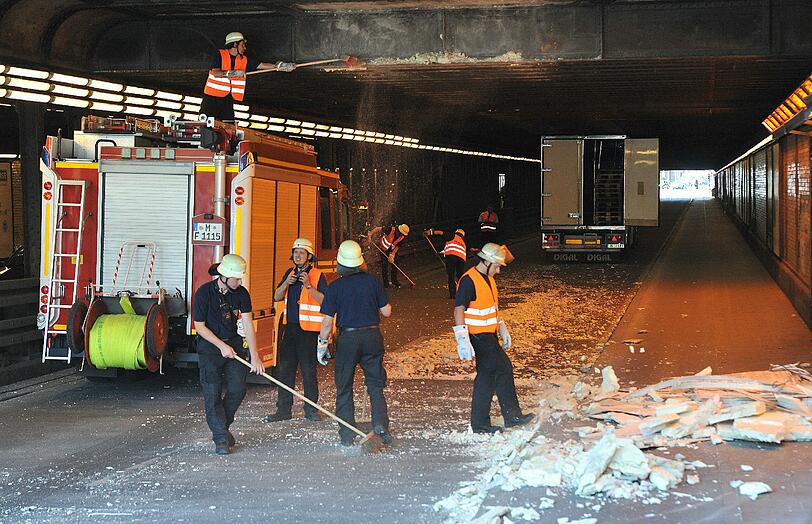Während der Aufräumarbeiten musste der Tunnel zwei Stunden gesperrt werden.
