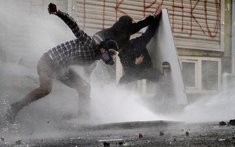 In Istanbul toben weiter die Proteste gegen die Regierung. Die Polizei geht mit Wasserwerfern und Gummigeschossen gegen die Demonstranten vor.