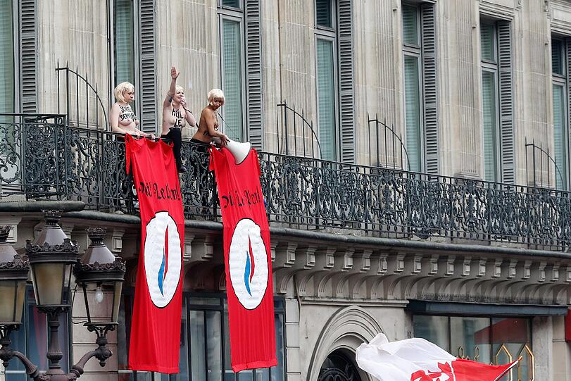 Bei einer Maikundgebung auf dem Pariser Opernplatz zeigten drei Femen-Aktivistinnen der Chefin der rechtsextremen französischen Partei Front National den Hitlergruß. Die Bilder.