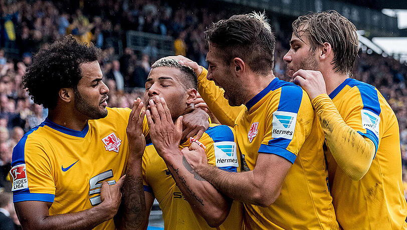Braunschweigs Onel Hernandez (2. von links) bejubelt seinen Treffer zum 2:0 gegen den SV Sandhausen mit Phil Ofosu-Ayeh, Patrick Schönfeld und Christoffer Nyman (von links). Braunschweigs Onel Hernandez (2. von links) bejubelt seinen Treffer zum 2:0 gegen den SV Sandhausen mit Phil Ofosu-Ayeh, Patrick Schönfeld und Christoffer Nyman (von links).