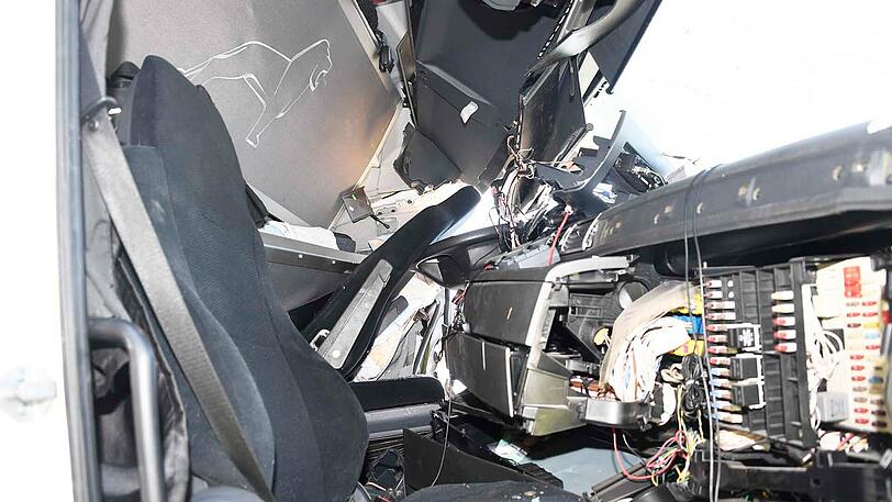 Schwerer Lkw-Unfall auf der A99 - ein Fahrer musste aus dem Cockpit befreit und per Hubschrauber ins Krankenhaus geflogen werden.