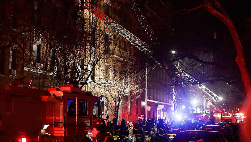 Einsatzkräfte der Feuerwehr am Einsatzort im Stadtteil Bronx. Einsatzkräfte der Feuerwehr am Einsatzort im Stadtteil Bronx.