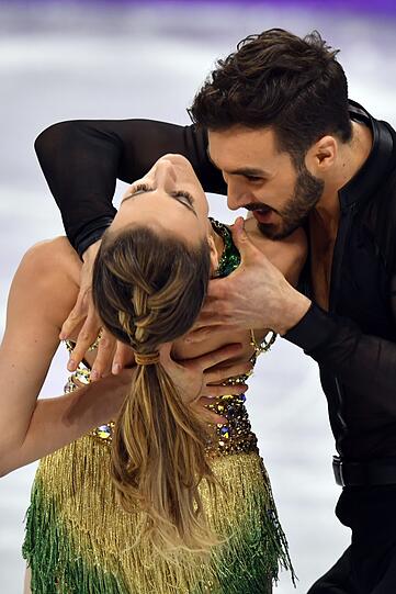 Ein Busenblitzer und keine Chance, ihn zu verdecken - trotzdem tanzten Papadakis und Cizeron auf den zweiten Platz in der Zwischenwertung! Die Bilder von ihrer Kurztanz-Performance.